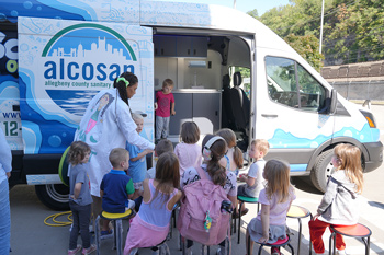 Children interact with Frankie's Science on the Go
